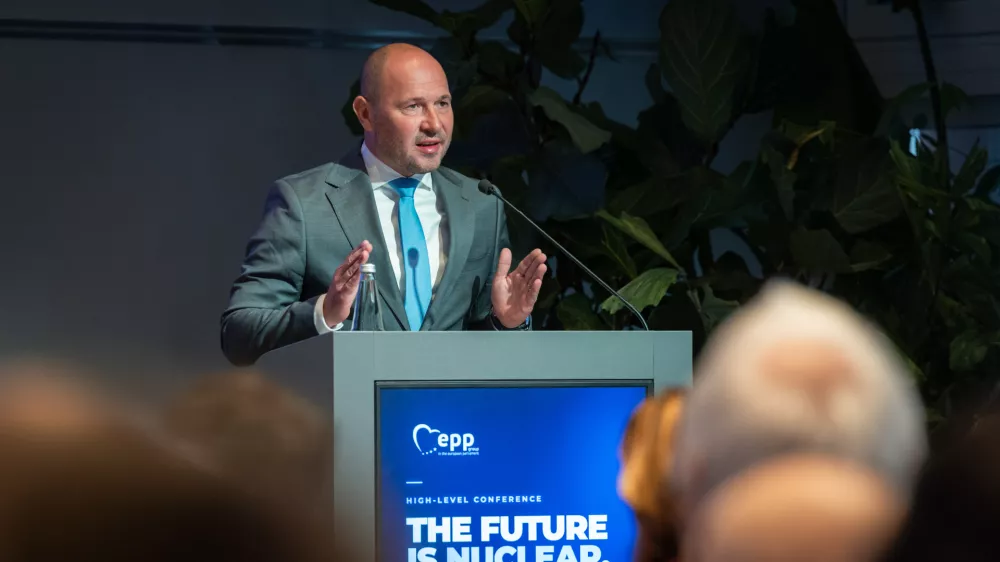 Ljubljana, GZS.Evropski poslanec Matej Tonin (EPP) je gostil mednarodno konferenco Prihodnost je jedrska, na kateri so sodelovali kljucni politicni odlocevalci, predstavniki vodilnih tehnoloskih podjetij in raziskovalci iz vse Evrope.Minister za infrastrukturo Jernej Vrtovec.