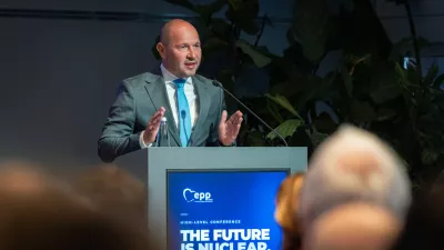 Ljubljana, GZS.Evropski poslanec Matej Tonin (EPP) je gostil mednarodno konferenco Prihodnost je jedrska, na kateri so sodelovali kljucni politicni odlocevalci, predstavniki vodilnih tehnoloskih podjetij in raziskovalci iz vse Evrope.Minister za infrastrukturo Jernej Vrtovec.