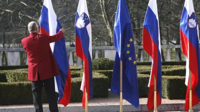 - ilustrativna fotografija - ruska zastava - uradni obisk predsednika vlade Rusije Vladimirja Vladimiroviča Putina v Sloveniji 2011 - //FOTO: Tomaž Skale