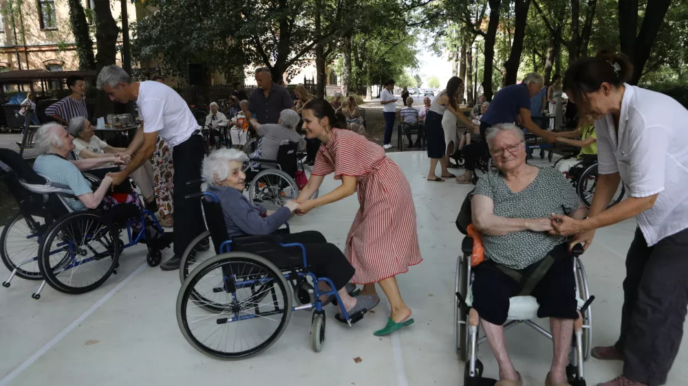 27.8.2026 - DSO Tabor - dom upokojencev - starost - dolgotrajna oskrba - sosedsko druženje in ples pod kro&scaron;njami v parku Tabor Foto: Luka Cjuha