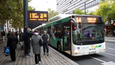 10.10.2025 -zapora Dunajske, obvoz, policija, kolesarji, avtobus, NATOFoto: Tomaž Skale
