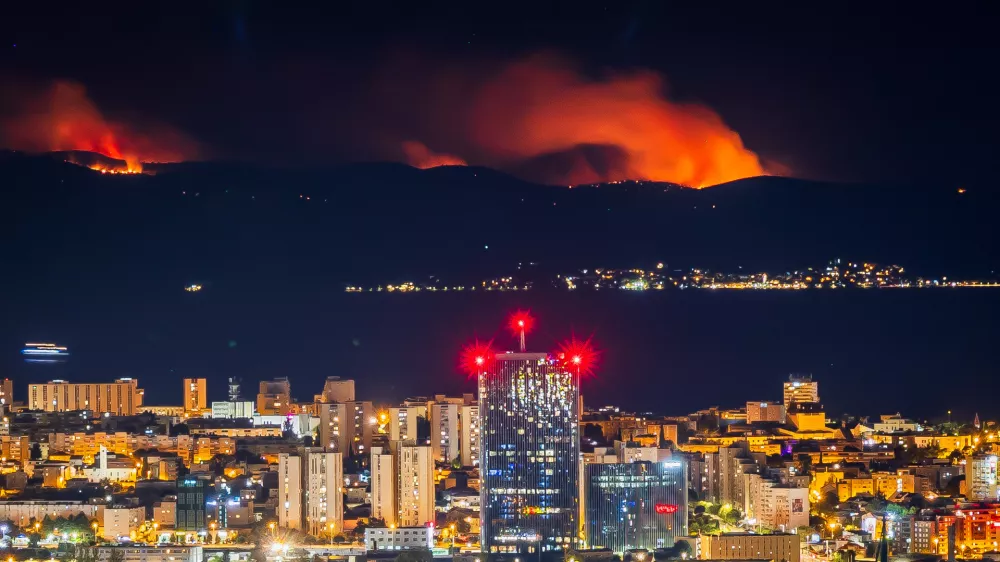 12.09.2026., Kozjak - Pogled na Split i požar na Braču. Photo: Zvonimir Barisin/PIXSELL