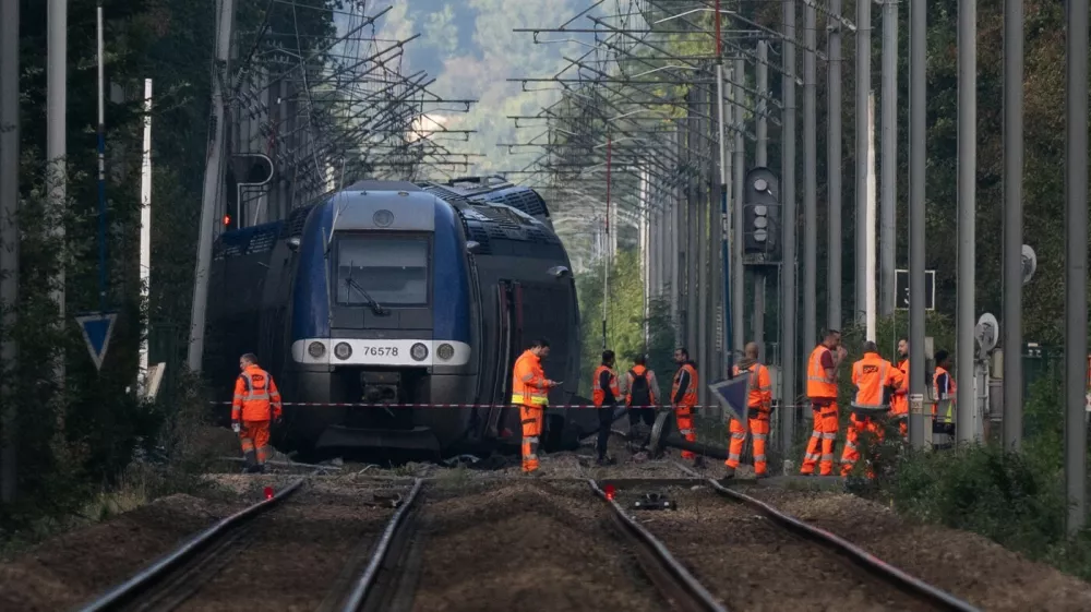 SNCF agents walk around a crashed train in Cleon, northwestern France, on September 12, 2026, one day after a train carrying 180 passengers derailed, injuring4 44 people. In total 44 people were injured, including a young woman evacuated "in absolute emergency" in the derailment on the evening of September 11, 2026, of a TER train that was carrying 186 passengers between Rouen and Caen, according to the Seine-Maritime prefecture and the public prosecutor's office.,Image: 1133705538, License: Rights-managed, Restrictions:, Model Release: no 