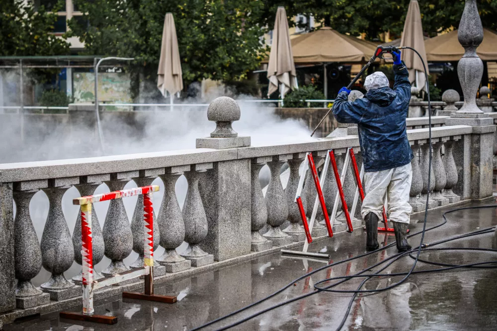 Ljubljana, Tromostovje.Visokotlacno ciscenje Tromostovja.