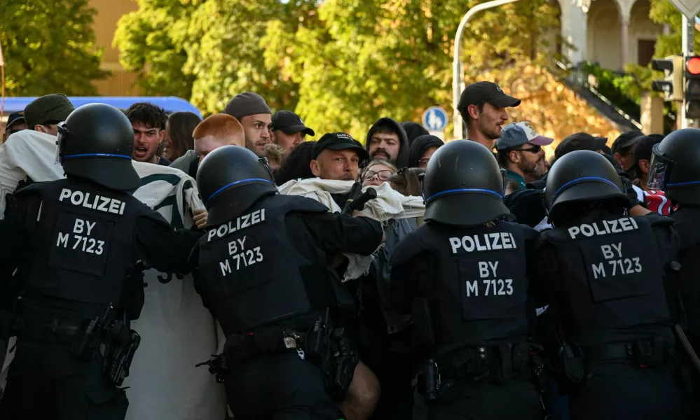 Police stop left-wing protesters from reaching a group of right-wing protesters, in Munich, Germany, September 12, 2026. REUTERS/Fariha Farooqui