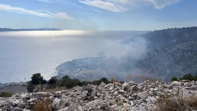 Brac, Hrvaska.Gasenje pozara z letalom v kraju Vela Farska na hrvaskem otoku Brac.