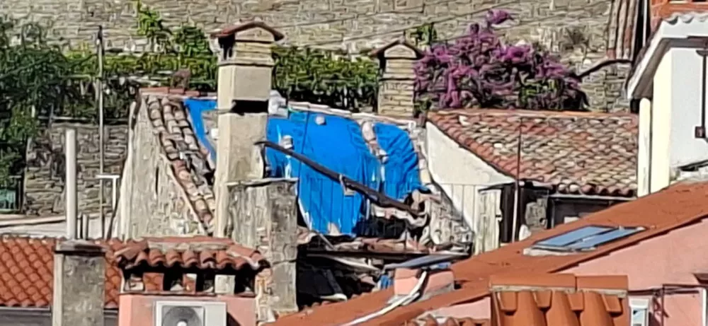 Pogled na streho, ki jo je družine sama "sanirala" vrsto let. F arhiv