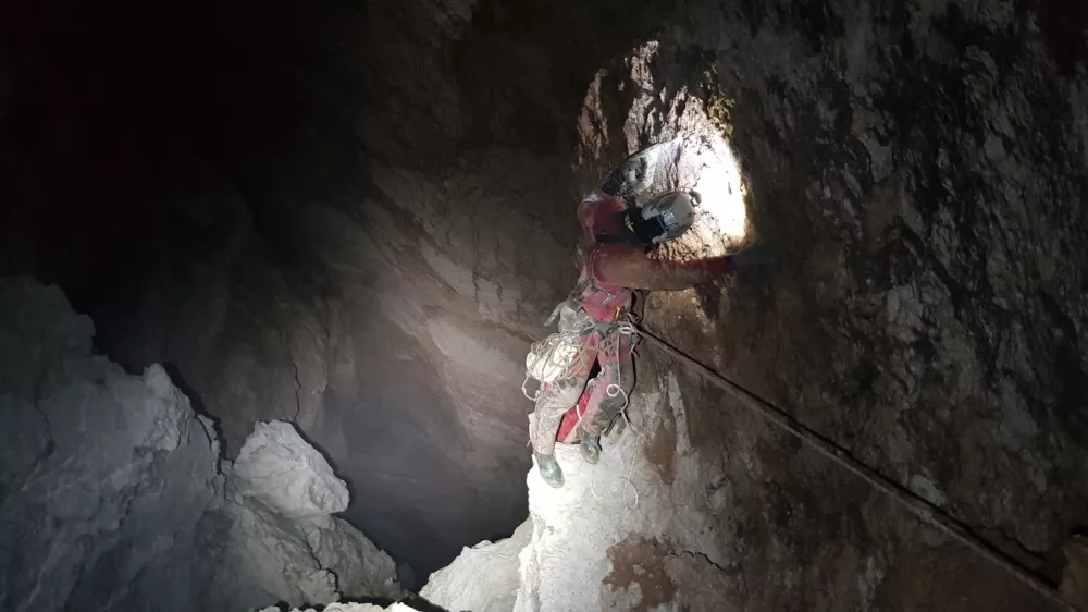 na robu brezna v spečem dinozavru, jamarji, kanin