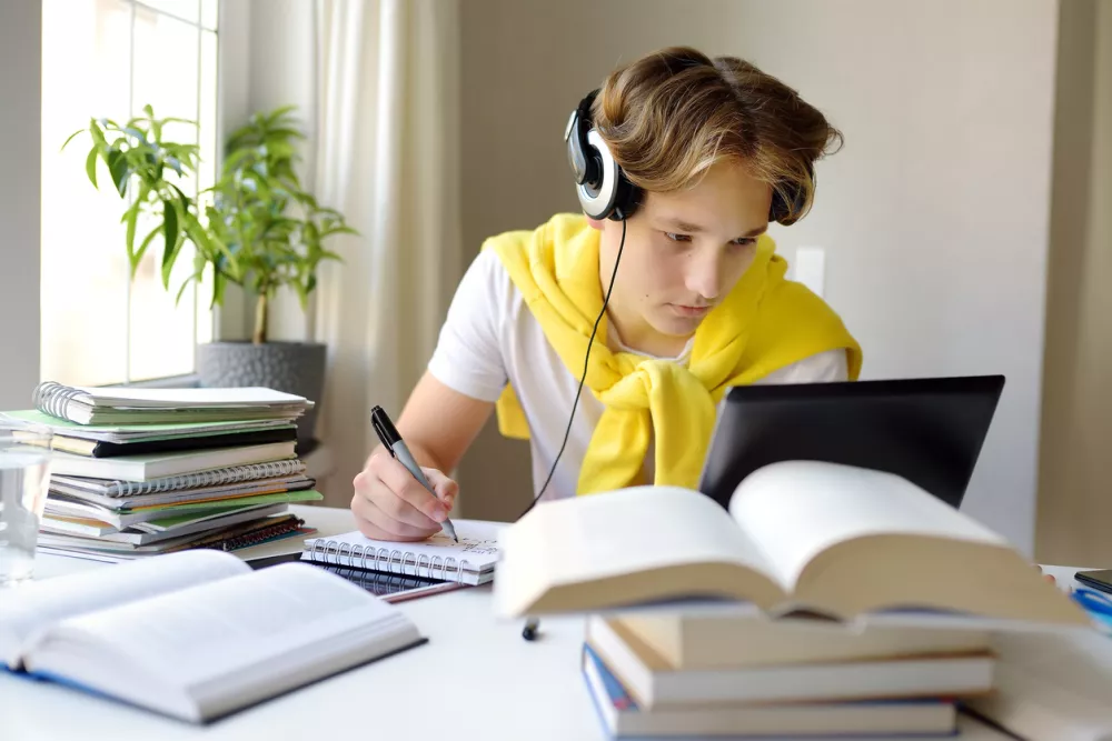 Tennager boy study at home. Online education and distance learning for children. School boy doing his physics homework using gadgets. Lectures and lessons on the internet for high school students / Foto: Sbytovamn Getty Images/istockphoto