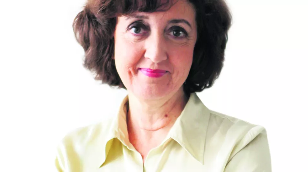 ?Ranka Ivelja, kolumnistka- Dnevnik 2016 - portreti za komentarje in kolumne - kolumnisti - novinarji - novinarka//FOTO: Tomaž Skale------barvno, belo ozadje, za kolumno, PERMANENT!!!