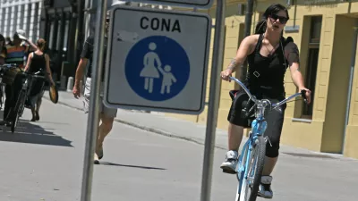 - kolesar na coni za pe&scaron;ce - kolesarji in pe&scaron;ci //FOTO: Luka Cjuha