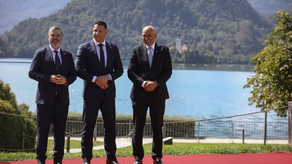 Zunanji minister Tone Kajzer, Zoran Stevanović, Janez Jan&scaron;a31.8.2026 - mednarodni Blejski strate&scaron;ki forum (BSF) pod naslovom Moč soustvarjanja prihodnostiFoto: Luka Cjuha