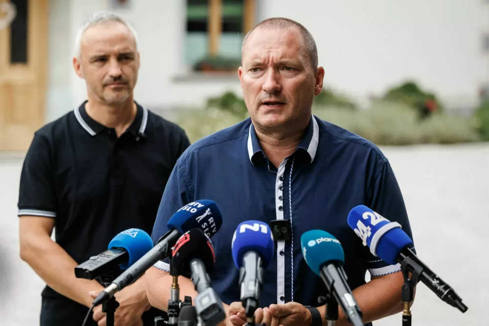 Kranj, Predoslje.Minister za kmetijstvo Janez Cigler Kralj si je skupaj s predstavniki Kmetijsko gozdarske zbornice Slovenije in kmetijsko svetovalne sluzbe ogledal posledice suse na obmocju Kranja z okolico.Predsednik KGZS Jože Podgor&scaron;ek.