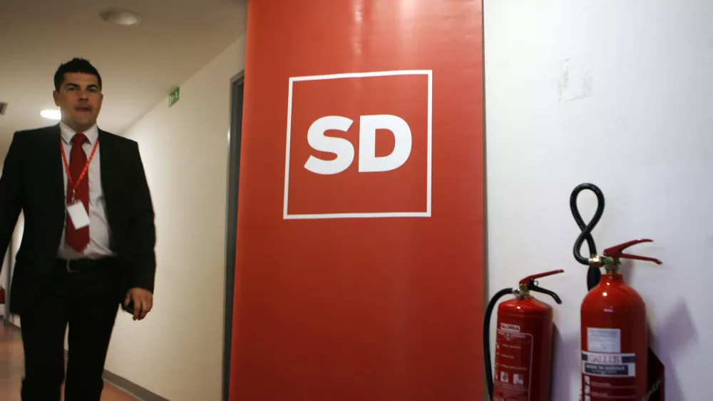 - ilustrativna fotografija -: tiskovni predstavnik SD Denis Sarkič - gasilni aparat- 8. Kongres stranke SD - Socialni demokrati 2012, volitve - izvolili novega predsednika Igorja Luk&scaron;iča //FOTO: Bojan Velikonja