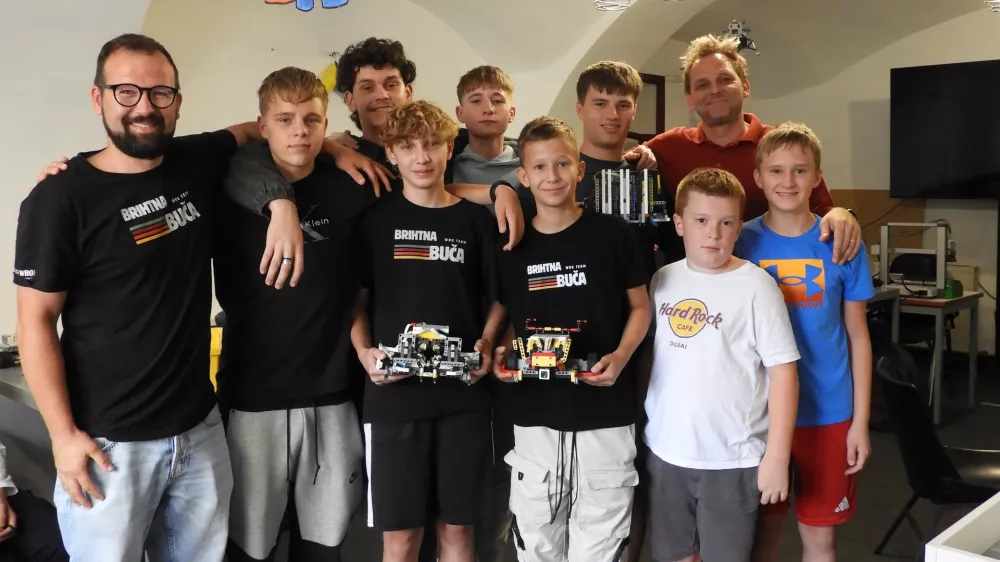 Vse tri ekipe, ki se odpravljajo na svetovno olimpijado v robotiki z mentorjem Maticem Žličarjem in ustanoviteljem Brihtne buče Miho Miklavcem. / Foto: Katja Petrovec 