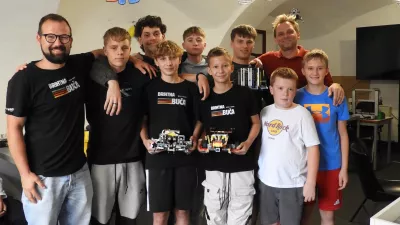 Vse tri ekipe, ki se odpravljajo na svetovno olimpijado v robotiki z mentorjem Maticem Žličarjem in ustanoviteljem Brihtne buče Miho Miklavcem. / Foto: Katja Petrovec 
