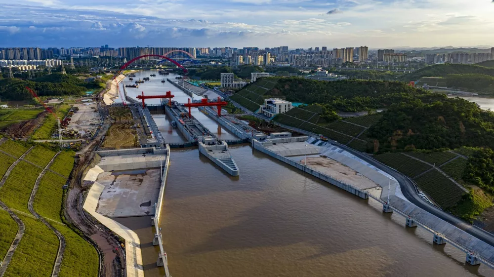 Kanal Pinglu, v ozadju kitajsko mesto Quinzhou. Foto: Profimedia