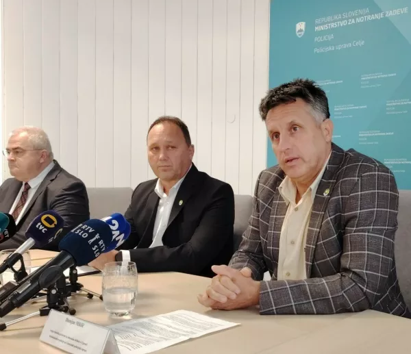 Ale&scaron; Slapnik, vodja celjskih kriminalistov in Damjan Milič, vodja oddelka za krvne delikte, sta spregovorila o podrobnostih umora v La&scaron;kem. 