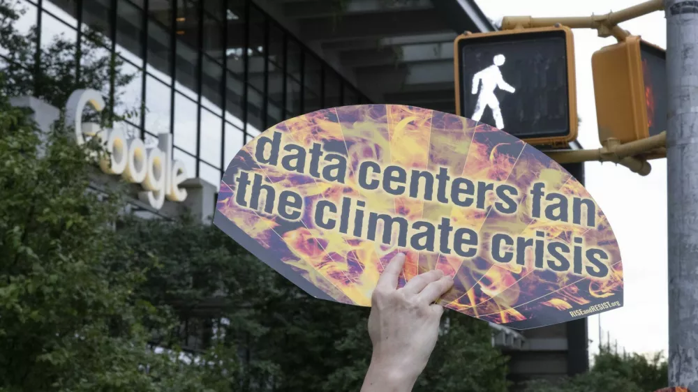 September 9, 2026, New York, New York, USA: A person holding a sign that reads 'data centers fan the climate crisis' joins demonstrators denouncing unregulated artificial intelligence as employees exit Google's headquarters in Lower Manhattan at the end of the workday. Members of Rise and Resist call on Google and big tech to pause default AI in search engines, AI in schools, and hyper scale data center construction until regulations are put in place. Protesters cite AI's role in eliminating jobs, spreading disinformation, and accelerating irreversible climate change with data centers consuming vast amounts of energy, mainly generated by fossil fuels.,Image: 1133093846, License: Rights-managed, Restrictions:, Model Release: no / Foto: Gina M Randazzo Profimedia