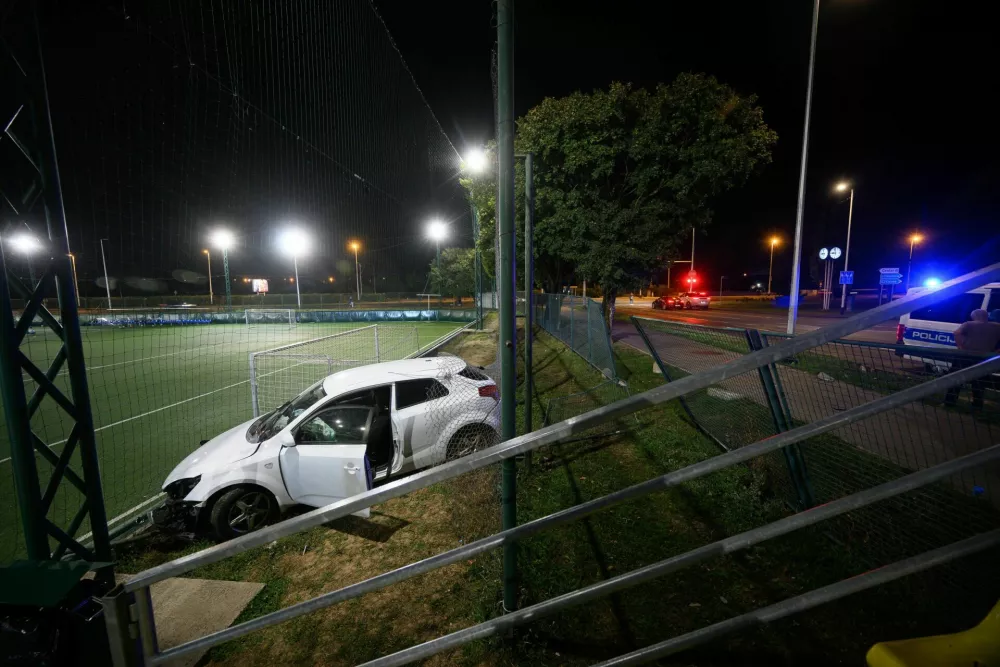 Prehiter in pijan voznik je z avtom prebil dve ograji in skoraj pristal na igri&scaron;ču med tekmo otrok.
