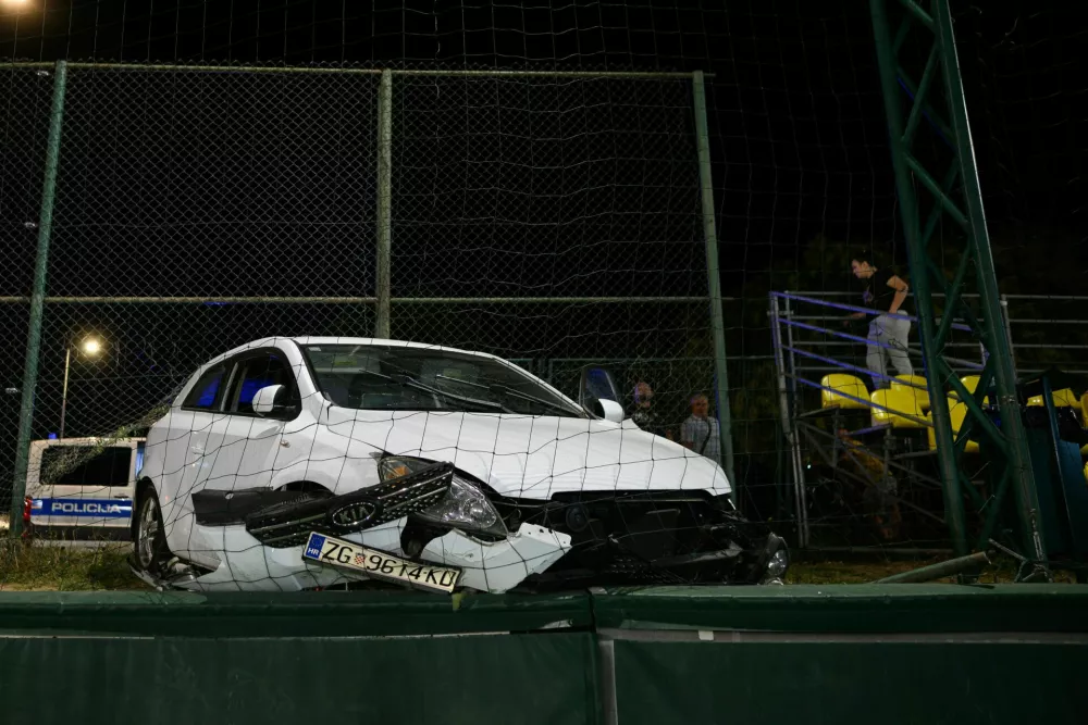 Prehiter in pijan voznik je z avtom prebil dve ograji in skoraj pristal na igri&scaron;ču med tekmo otrok.
