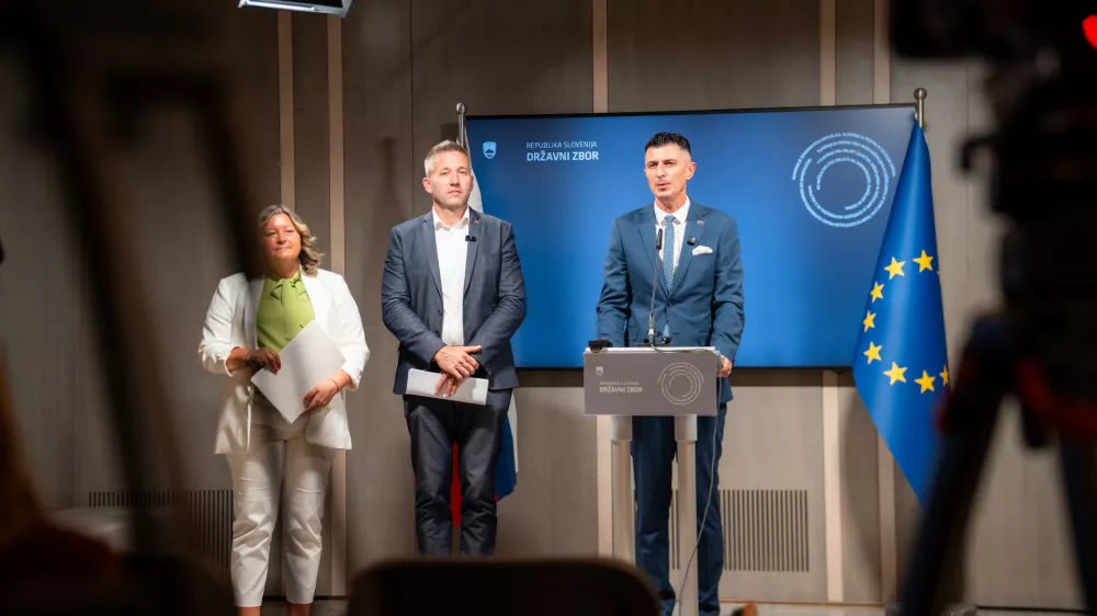 Ljubljana, DZ.Novinarske konference koalicijskih strank, na kateri so predstavili glavne argumente za udelezbo na stirih referendumih in razloge za glasovanje ZA.Poslanec SDS Andrej Kosi.