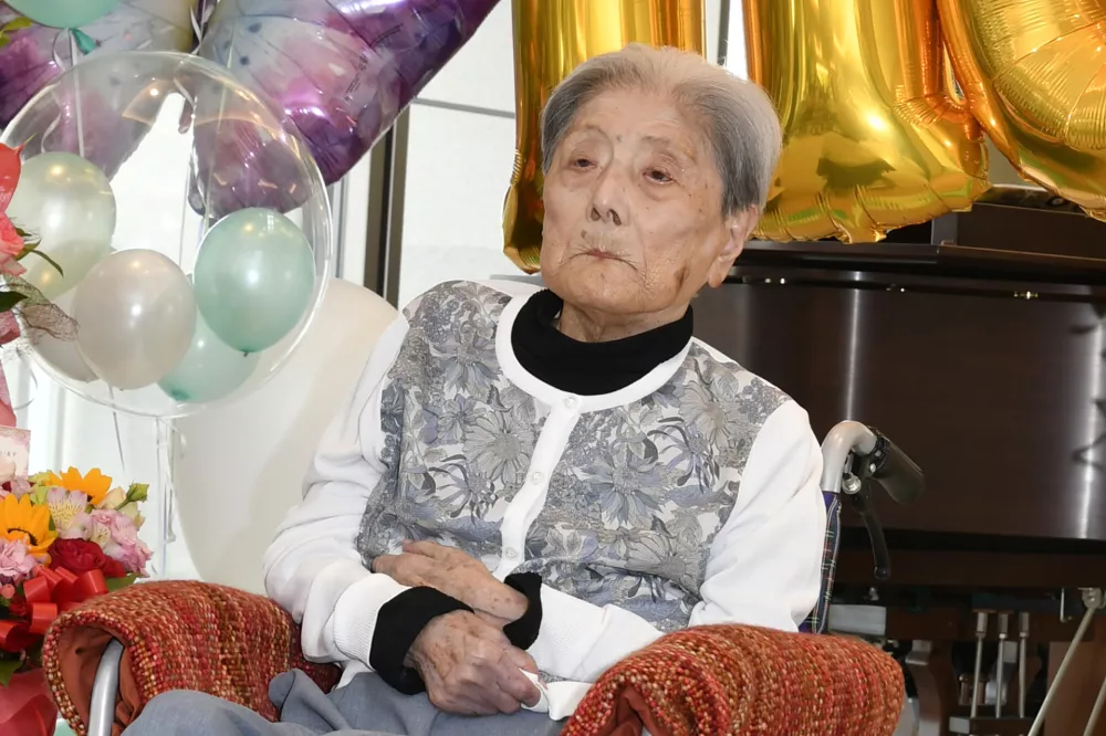 FILE - This photo provided by Ashiya City shows Tomiko Itooka, being celebrated for her 116th birthday at the nursing home she lives in Ashiya, western Japan, on May 23, 2024. (Ashiya City via AP, File) / Foto: 