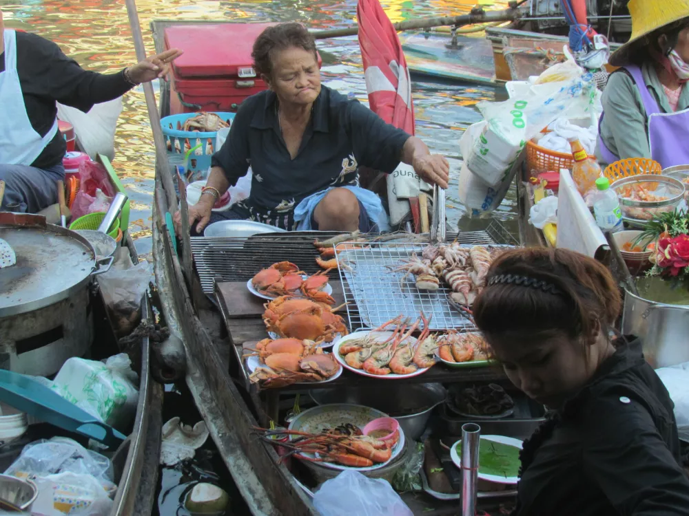 ?TajskaPlavajoča tržnica v kraju Amphawa / Foto: Du&scaron;an Nogra&scaron;ek