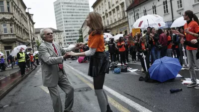 - simbolična fotografija - mladi - stari - starostniki - mladina - zabava - veselje- Maturantska parada 2015 - ulična četvorka - mednarodni sinhroni ples maturantov na ulici v organizaciji plesne šole Urška - Gosposvetska cesta     ///FOTO: Luka Cjuha. / Foto: Luka Cjuha
