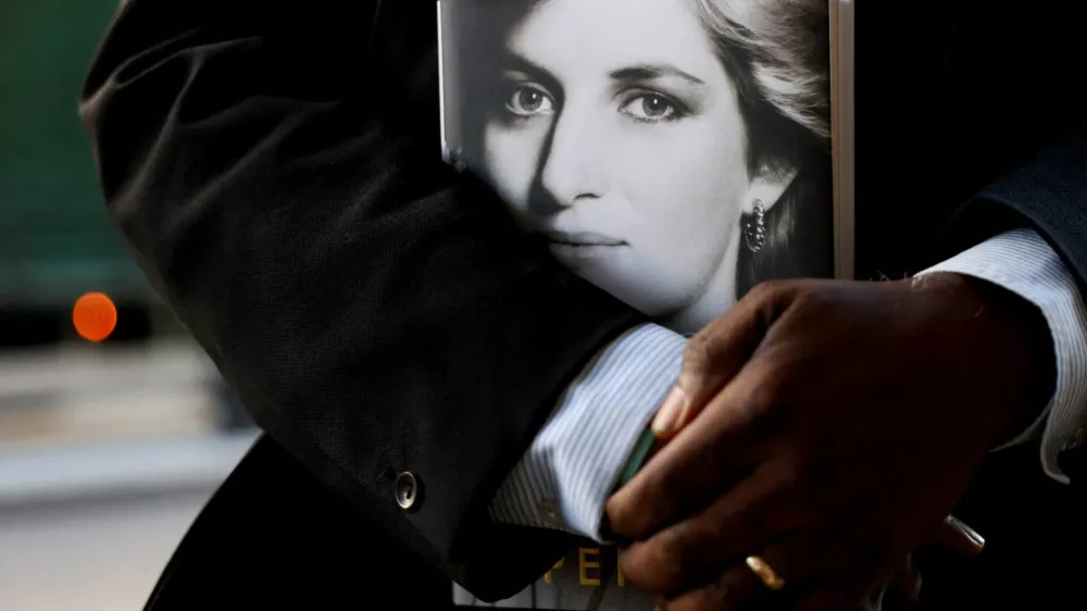 A shopper holds a copy of Princess Diana's brother Charles Spencer's book "Swan Song: Diana, My Sister" at Waterstones bookshop in London, Britain, September 22, 2026. REUTERS/Jack Taylor   TPX IMAGES OF THE DAY