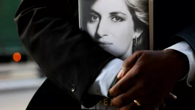 A shopper holds a copy of Princess Diana's brother Charles Spencer's book "Swan Song: Diana, My Sister" at Waterstones bookshop in London, Britain, September 22, 2026. REUTERS/Jack Taylor   TPX IMAGES OF THE DAY