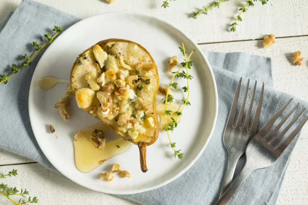 Homemade Baked Pears with Blue Cheese Honey Thyme and Walnuts / Foto: Bhofack2