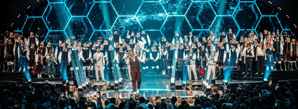 Dejan Vunjak in zbor sloevsnkih ansamblov / Foto: Mojca Marot
