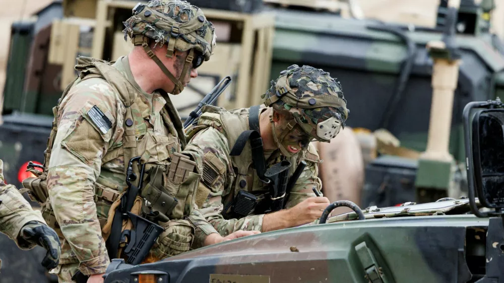 FILE PHOTO: U.S. Army Soldiers take part at Saber Junction excercise in Hohenfels, Germany, September 8, 2022. REUTERS/Lukas Barth/File Photo