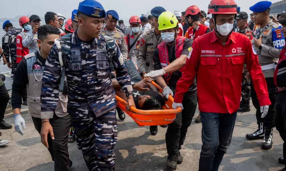 FILE PHOTO: Rescuers using a stretcher carry a passenger of the Virgo Transport 8 ferry that capsized in the Java Sea while sailing from Surabaya in East Java to Banjarmasin in South Kalimantan,&nbsp;upon arrival at Trisakti port in Banjarmasin, South Kalimantan province, Indonesia, September 15, 2026. REUTERS/Stringer/File Photo