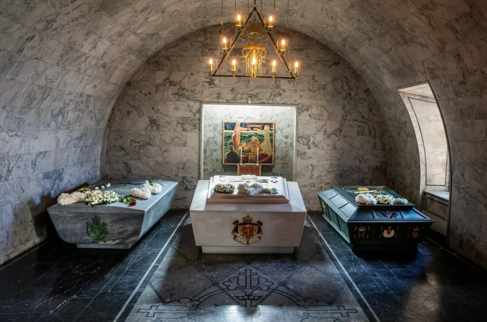 The sarcophagus of Norway's late King Harald V (L) is seen in the crypt of the palace church, next to the two sarcophagi of King Haakon VII and Queen Maud, and King Olav V and Crown Princess Martha, in Oslo, Norway, on September 18, 2026.,Image: 1136091600, License: Rights-managed, Restrictions: Norway OUT, Model Release: no / Foto: Profimedia