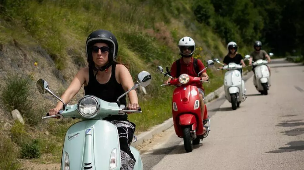 Če nimate svojega dvokolesnika si ga lahko za sam dogodek tudi izposodite. F Vespa Tour