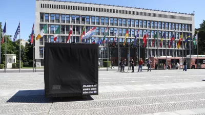 Točno ob 11:00 bomo na Trgu republike izvedli simbolično akcijo, ki bo ponazorila vso absurdnost trenutne politične situacije in tudi z lastnimi besedami politikov najbolj nazorno možno predstavila njihovo izdajo volilk in volilcev, ki so jim verjeli.. protest black cube foto luka cjuha