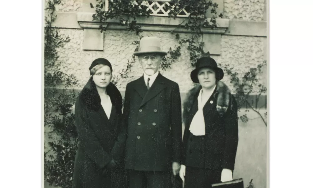 Družina Hribar: Zlatica, Ivan in Marija pred vilo Zlatica, najverjetneje ob Hribarjevi 80-letnici, 1931