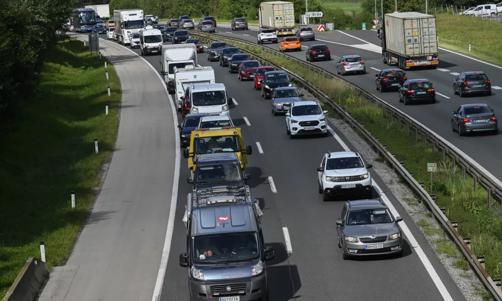 Gneča - simbolična fotografijaDARSavtocestacestazastojiprometrazcep Kozarjesmer Brezovicazastojgneča na cestah22.08.2025 - Gneča na avtocesti pri razcepu KozarjeFoto: Nik Erik Neubauer 
