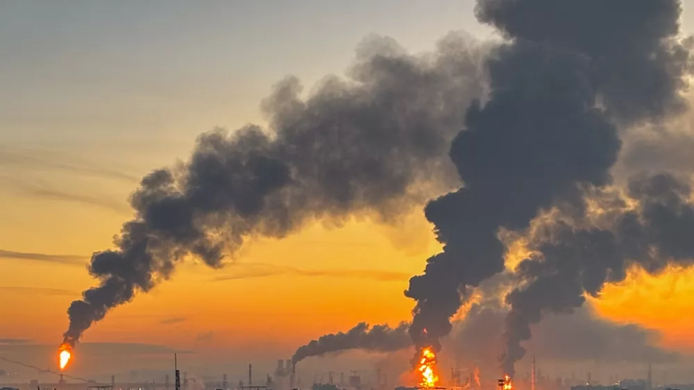 Plumes of smoke rise from fires (right) at an oil refinery following what the authorities say is a Ukrainian drone strike in the course of the Russia-Ukraine conflict, in Moscow, Russia, September, 20, 2026. REUTERS/Stringer