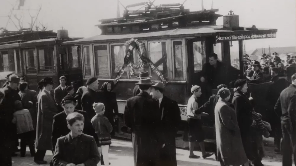 Zadnja_voznja_tramvaja_iz_Rakovnika_proti_Magistratu 1956