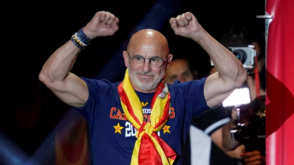 FILE PHOTO: Soccer Football - FIFA World Cup 2026 - Spain Victory Parade - Madrid, Spain - July 20, 2026 Spain coach Luis De La Fuente celebrates on the stage at Cibeles Square in Madrid after the victory parade as fans gather to celebrate winning the World Cup REUTERS/Ana Beltran/File Photo