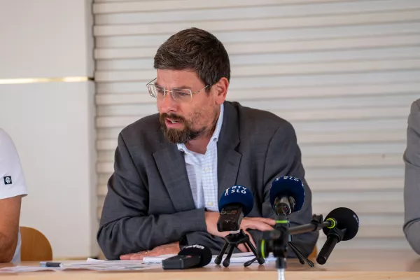 Ljubljana, Dom sindikatov.Novinarska konferenca reprezentativnih sindikalnih central na temo analize fiskalnega sveta o financnih ucinkih interventnega zakona.Predsednik KSS Pergam Jakob Pocivavsek.