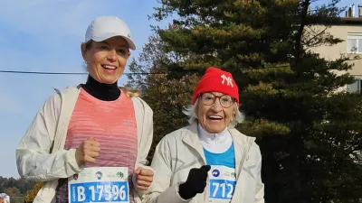 O izjemni tekačici Kazimiri Lužnik je Jasmina Kozina Praprotnik napisala knjigo. Takole pa sta skupaj tekli tudi na maratonu. / Foto: Osebni Arhiv