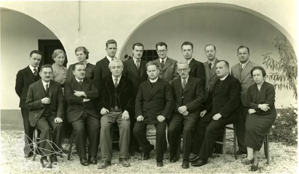 Morebiti gre za uredni&scaron;tvo Slovenca, v času (1929-1942), ko je bil Ivan Ahčin glavni urednik. Stoje (od leve): Kočevar, Sočanova, + Jurčeva, Justin, Hafner, Potočnik, Ilija, Tine Debeljak, Kermavner. Sede (od leve): Schmidt, + Cenčič, Terseglav, Ahčin, Kremžar, Kuhar, Kmetova. / Foto: Fototeka Muzeja Novej&scaron;e Zgodovine