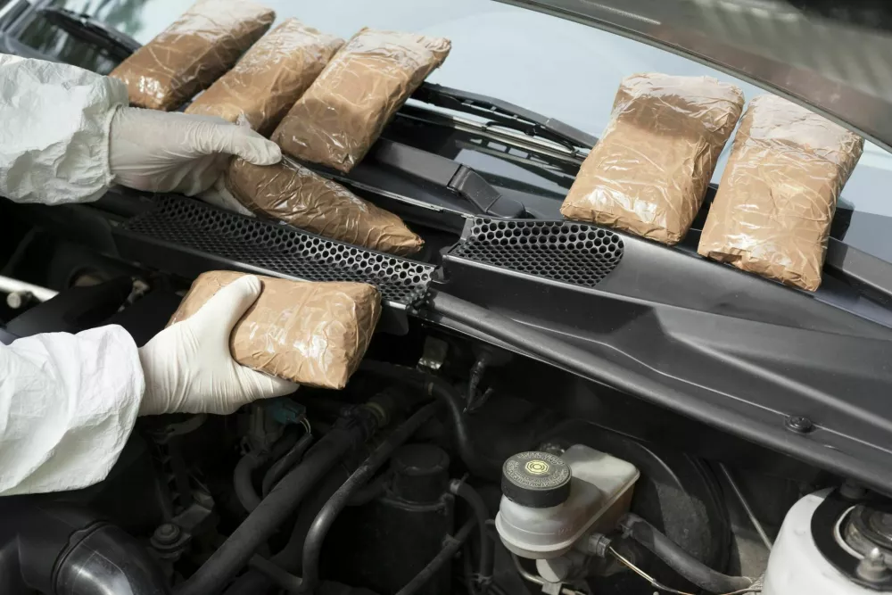 Drug smuggled in a car's engine compartment / Foto: Wellphoto