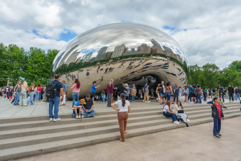 Cloud Gate (bolj znana pod vzdevkom The Bean&nbsp;ali Fižol) je slavna skulptura v parku Millennium Park v sredi&scaron;ču Chicaga. / Foto: Getty Images