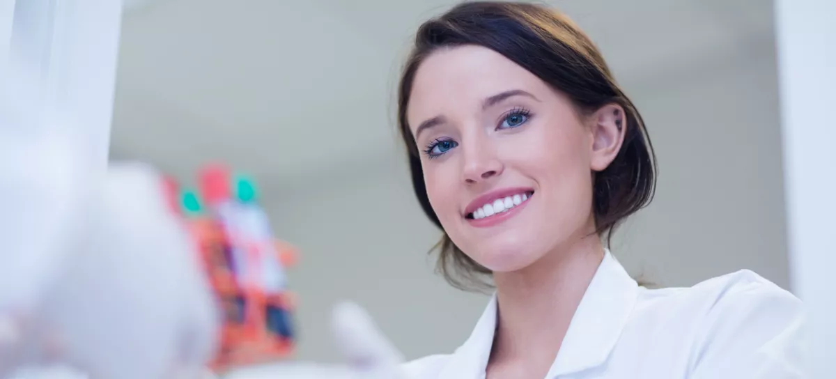 Young female biologist smiling at the camera in hospital / Foto: Wavebreakmedia Getty Images