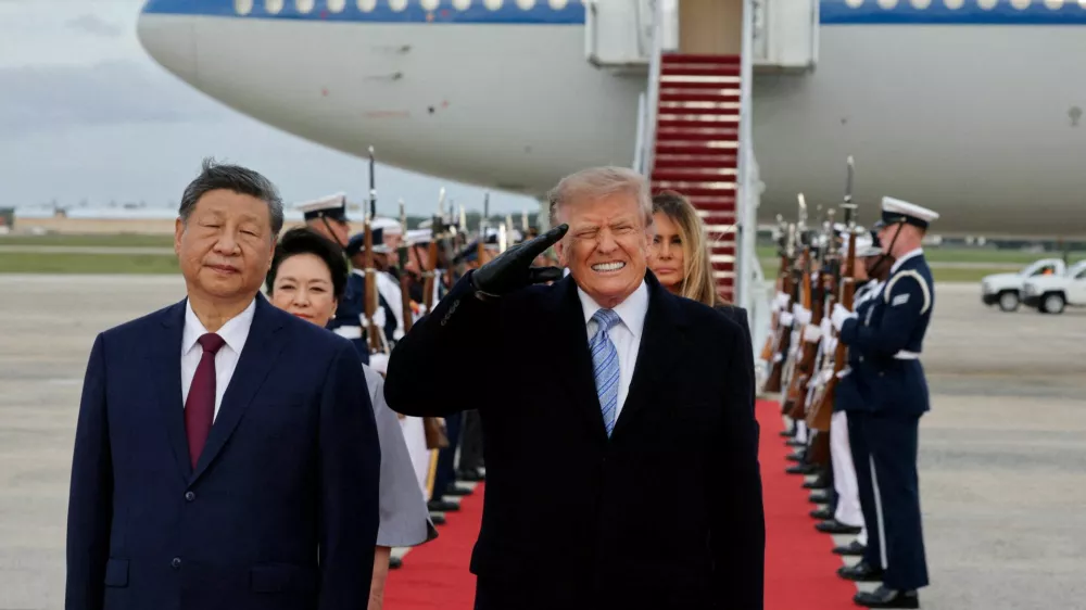 FILE PHOTO: FILE PHOTO: US President Donald Trump salutes next to Chinese President Xi Jinping as he arrives ahead of a state visit at Joint Base Andrews, Maryland, US, September 23, 2026. REUTERS/Jonathan Ernst   TPX IMAGES OF THE DAY/File Photo/File Photo / Foto: Jonathan Ernst